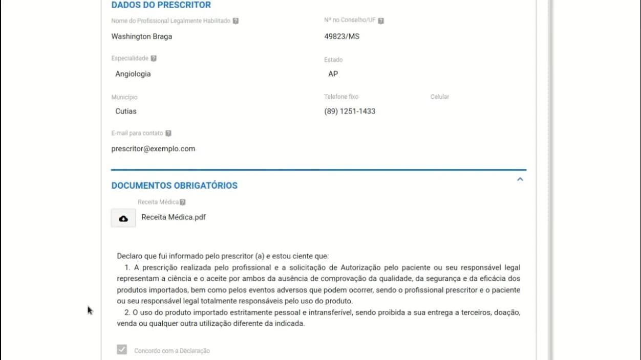 A etapa de anexos já preenchida: dados do prescritor informados, o arquivo “Receita Médica.pdf” anexado e a caixa da declaração marcada.